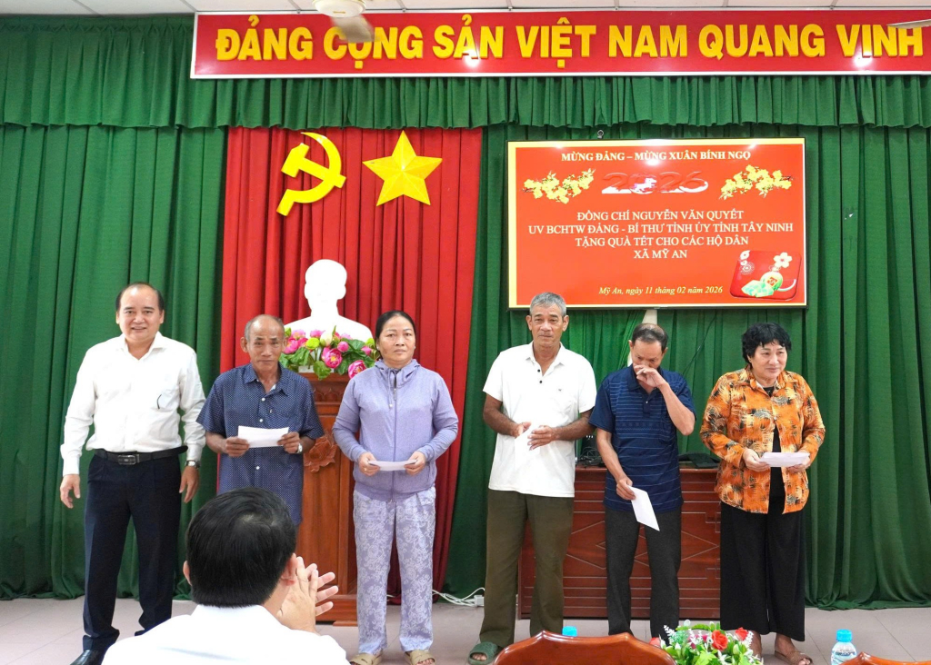 Bí thư Đảng ủy xã Mỹ An Nguyễn Ngọc Thanh trao quà của Bí thư Tỉnh ủy Nguyễn Văn Quyết 