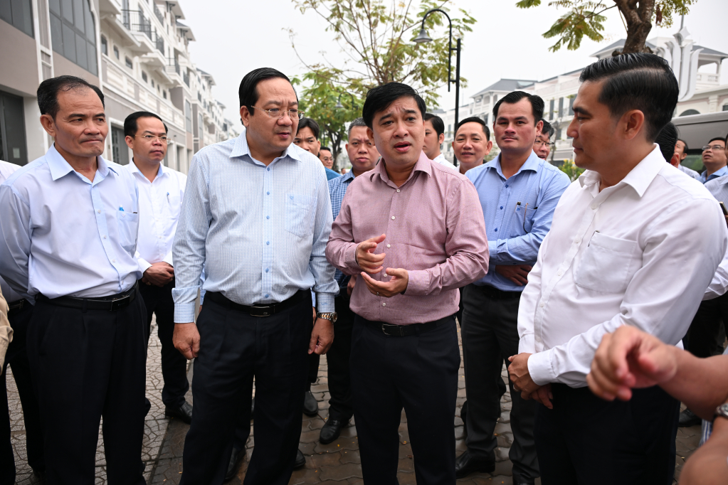 Ủy viên Ban Thường vụ Tỉnh ủy, Phó Chủ tịch UBND tỉnh Tây Ninh Nguyễn Minh Lâm và Phó Chủ tịch UBND tỉnh Đồng Nai Hồ Văn Hà trao đổi trực tiếp tại dự án tuyến phố thương mại cặp đường 3/2 xã Hậu Nghĩa