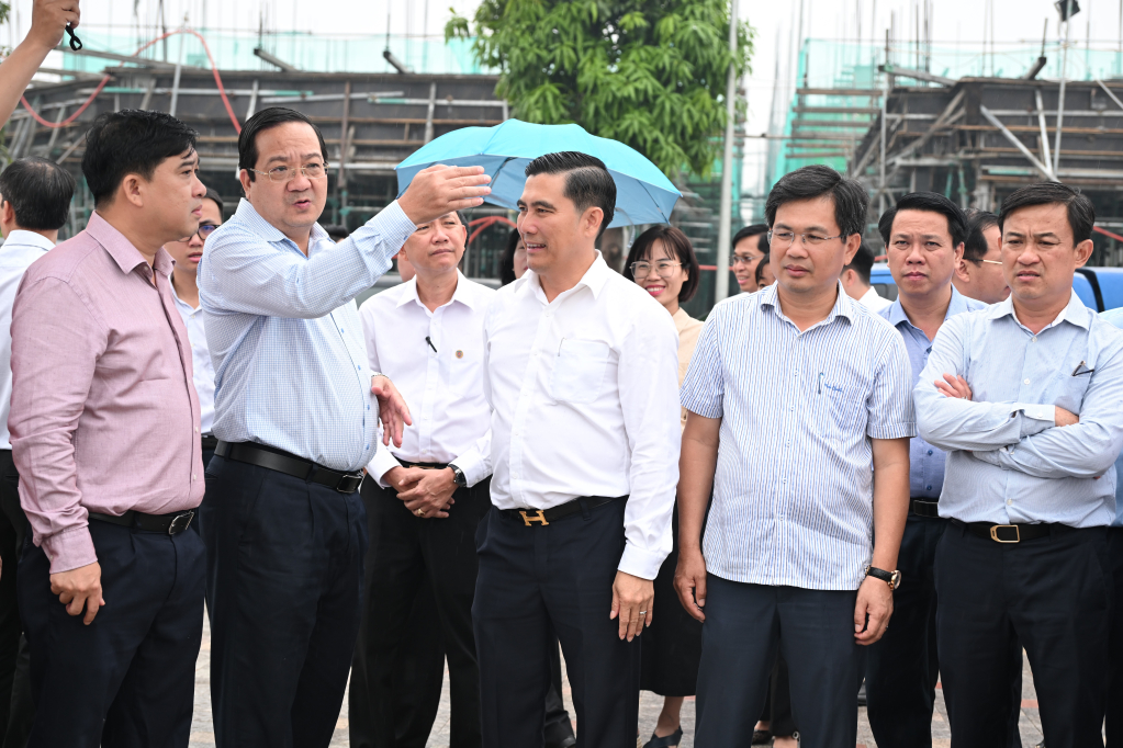 Đoàn khảo sát tại dự án Khu đô thị mới Hậu Nghĩa