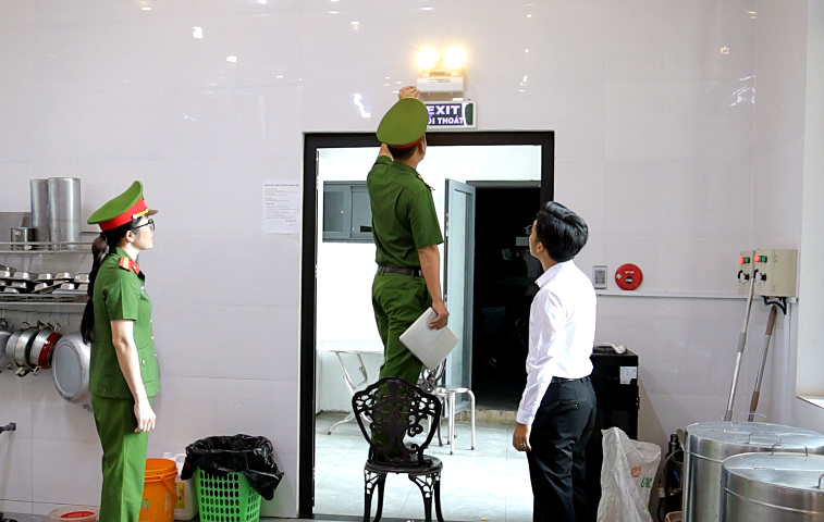 Lực lượng chức năng kiểm tra đèn sự cố tại cơ sở lưu trú