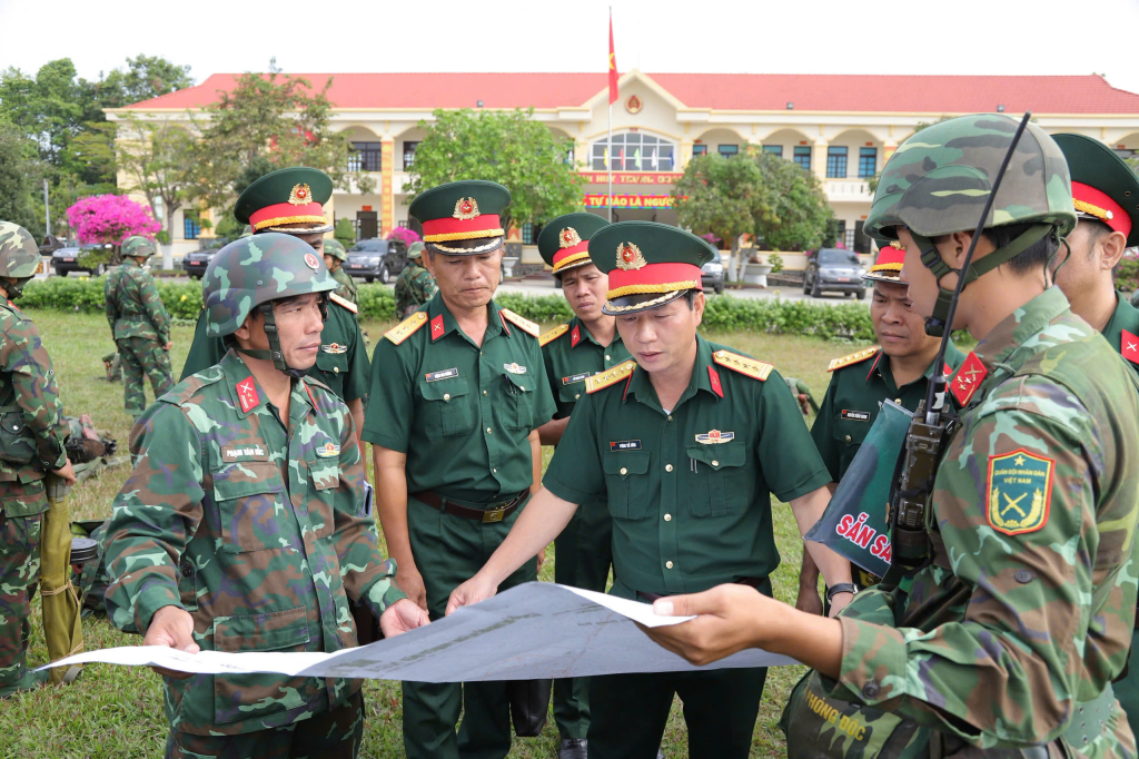 Đại tá Phùng Thế Hùng - Phó Tham mưu trưởng Quân khu kiểm tra phương án sẵn sàng chiến đấu tại Trung đoàn 4, Sư đoàn 5