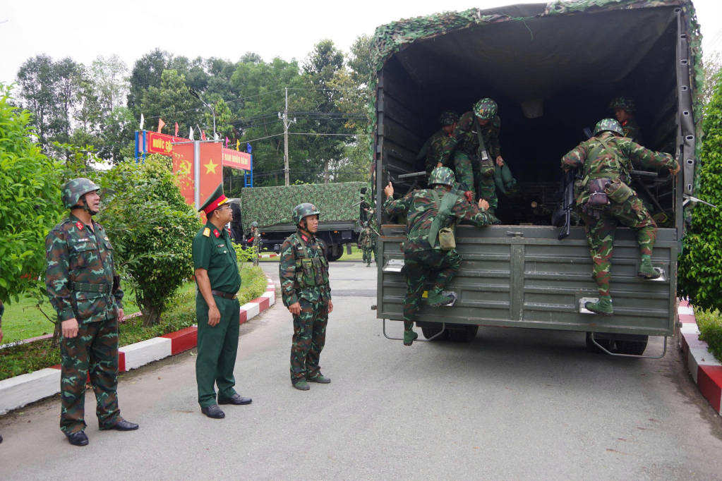 Chỉ huy Sư đoàn kiểm tra bộ đội Trung đoàn 5 cơ động lên xe ra khu vực sơ tán khi có tình huống