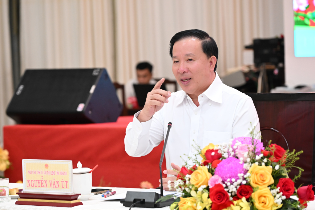 Phó Bí thư Tỉnh ủy, Chủ tịch UBND tỉnh Đồng Nai Nguyễn Văn Út trao đổi cùng các đại biểu tại hội nghị