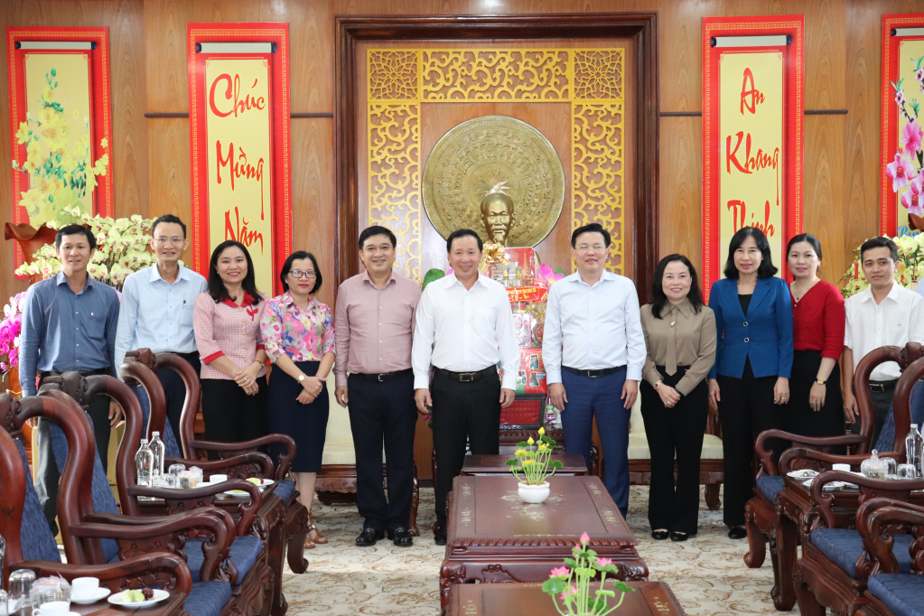 Lãnh đạo Tỉnh ủy Đồng Nai trao tặng phần quà Tết đến Tỉnh ủy Tây Ninh