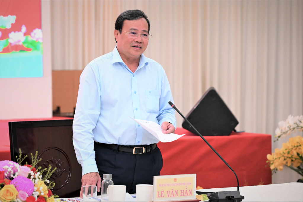 Phó Bí thư Tỉnh ủy, Chủ tịch UBND tỉnh Lê Văn Hẳn phát biểu tại hội nghị
