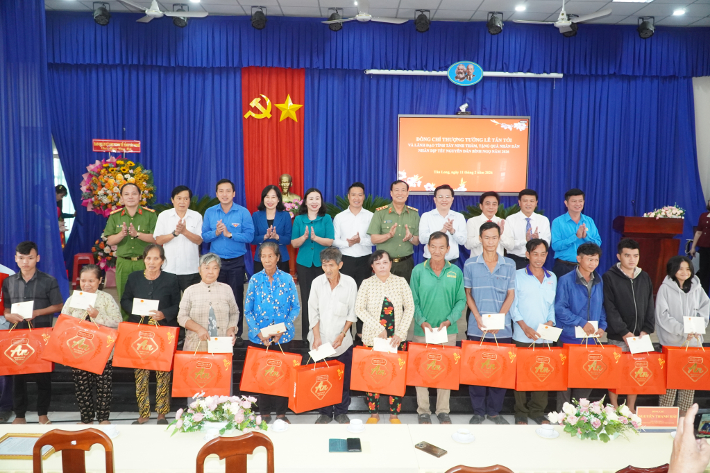 Thượng tướng Lê Tấn Tới - Ủy viên Ban Chấp hành Trung ương Đảng, Ủy viên Ủy ban Thường vụ Quốc hội, Chủ nhiệm Ủy ban Quốc phòng, An ninh và Đối ngoại của Quốc hội , đoàn công tác tỉnh trao quà cho nhân dân xã Tân Long