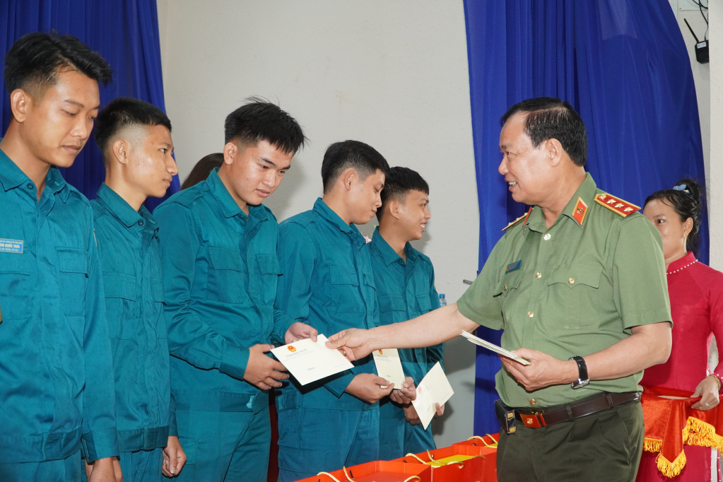 Thượng tướng Lê Tấn Tới - Ủy viên Ban Chấp hành Trung ương Đảng, Ủy viên Ủy ban Thường vụ Quốc hội, Chủ nhiệm Ủy ban Quốc phòng, An ninh và Đối ngoại của Quốc hội tặng quà cho lực lượng dân quân xã Tân Long