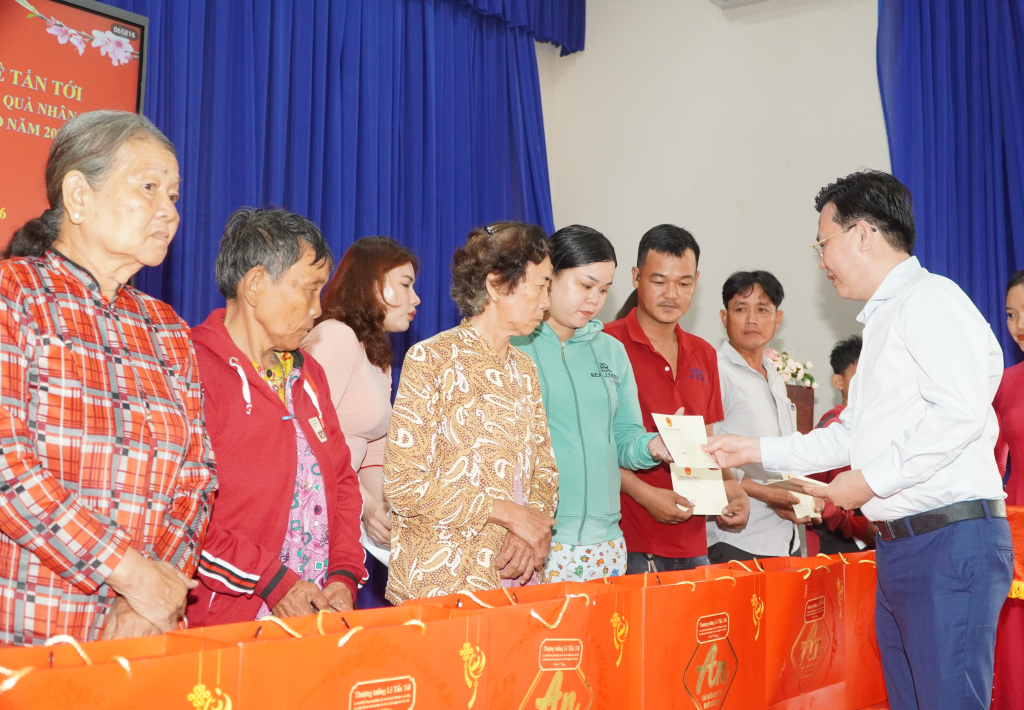 Phó Bí thư Tỉnh ủy, Chủ tịch UBMTTQVN tỉnh Nguyễn Thanh Hải trao tặng quà cho người dân xã Tân Long