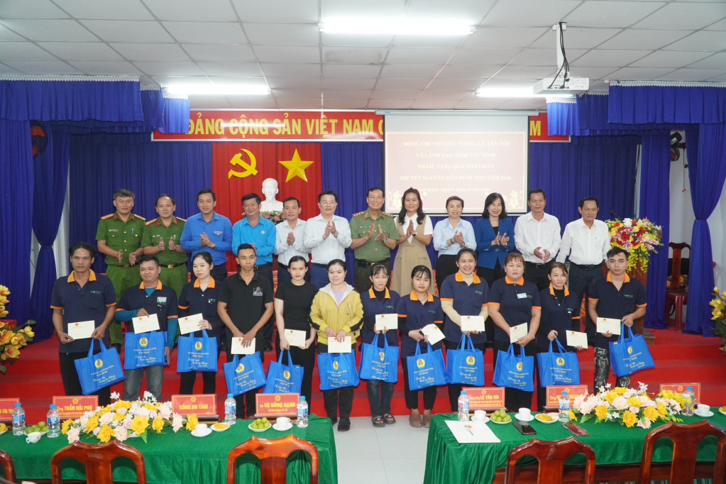 Thượng tướng Lê Tấn Tới - Ủy viên Ban Chấp hành Trung ương Đảng, Ủy viên Ủy ban Thường vụ Quốc hội, Chủ nhiệm Ủy ban Quốc phòng, An ninh và Đối ngoại của Quốc hội, lãnh đạo tỉnh và địa phương trao tặng quà cho công nhân, người lao động xã Hòa Khánh