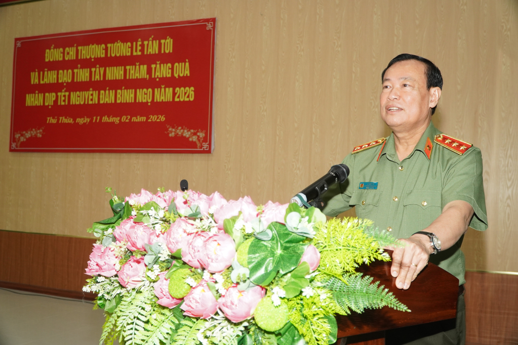 Thượng tướng Lê Tấn Tới - Ủy viên Ban Chấp hành Trung ương Đảng, Ủy viên Ủy ban Thường vụ Quốc hội, Chủ nhiệm Ủy ban Quốc phòng, An ninh và Đối ngoại của Quốc hội phát biểu chúc tết người dân tại xã Thủ Thừa