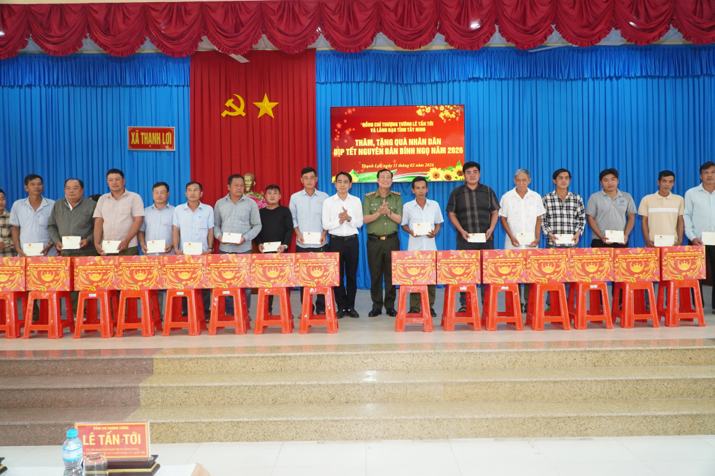Thượng tướng Lê Tấn Tới - Ủy viên Ban Chấp hành Trung ương Đảng, Ủy viên Ủy ban Thường vụ Quốc hội, Chủ nhiệm Ủy ban Quốc phòng, An ninh và Đối ngoại của Quốc hội và đơn vị tài trợ tặng quà cho người dân xã Thạnh Lợi
