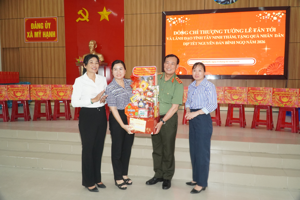 Thượng tướng Lê Tấn Tới - Ủy viên Ban Chấp hành Trung ương Đảng, Ủy viên Ủy ban Thường vụ Quốc hội, Chủ nhiệm Ủy ban Quốc phòng, An ninh và Đối ngoại của Quốc hội trao tặng quà tết cho lãnh đạo Đảng ủy, chính quyền xã Mỹ Hạnh