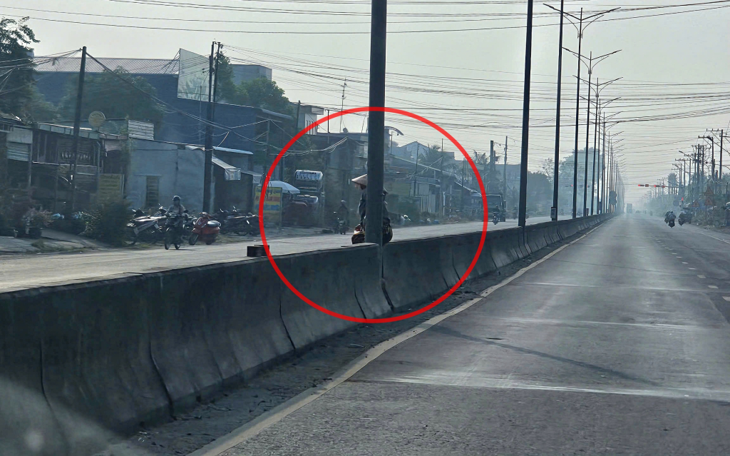 Nhiều người thản nhiên sang đường, leo qua dải phân cách