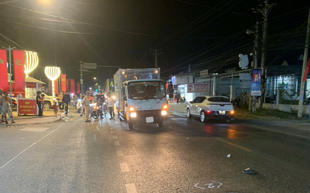 Hiện trường vụ tai nạn giao thông liên quan đến người đi bộ qua đường