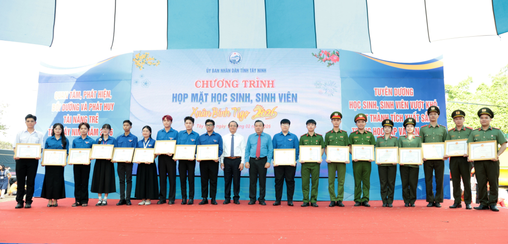 Phó Bí thư Tỉnh ủy, Trưởng Đoàn đại biểu Quốc hội tỉnh Phạm Hùng Thái và Ủy viên Ban thường vụ Tỉnh ủy, Phó Chủ tịch UBND tỉnh Nguyễn Hồng Thanh trao Bằng khen cho học sinh, sinh viên xuất sắc