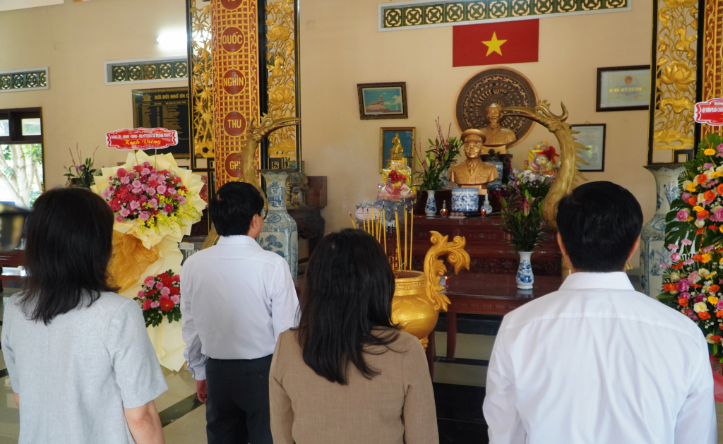 Đoàn công tác tỉnh dâng hoa, dâng hương tại Khu tưởng niệm Liệt sĩ Trung đoàn 207 – Quân khu 8. 