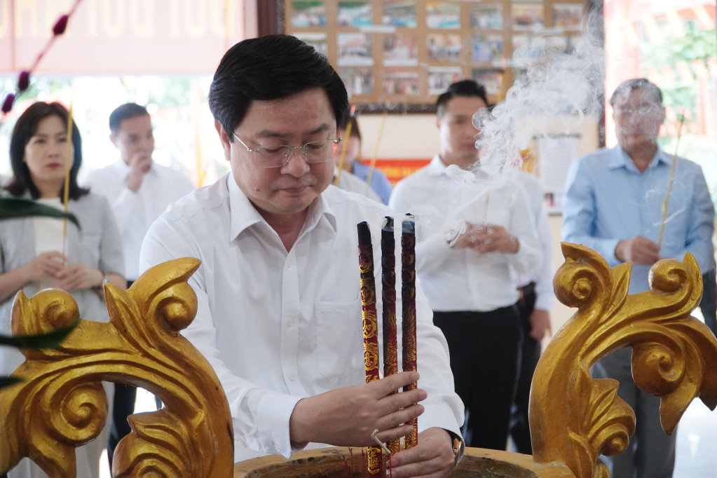 Uỷ viên Trung ương Đảng, Bí thư Tỉnh uỷ Tây Ninh Nguyễn Văn Quyết đến viếng, dâng hương Khu tưởng niệm Liệt sĩ Trung đoàn 207 – Quân khu 8. 