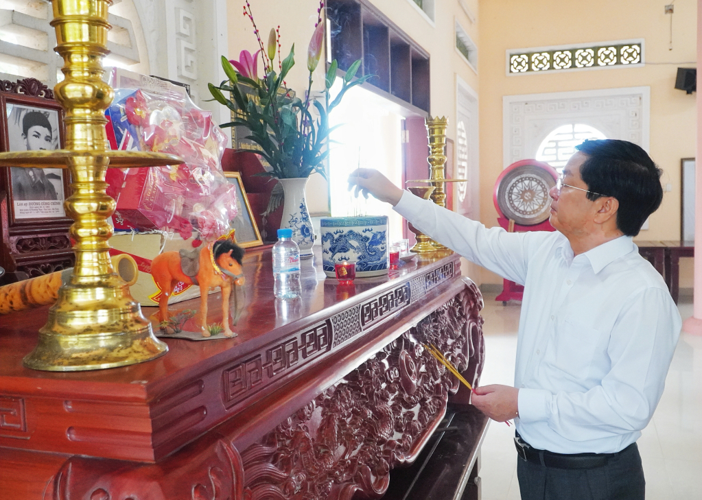 Uỷ viên Trung ương Đảng, Bí thư Tỉnh uỷ Tây Ninh Nguyễn Văn Quyết dâng hương tại các anh linh anh hùng liệt sĩ