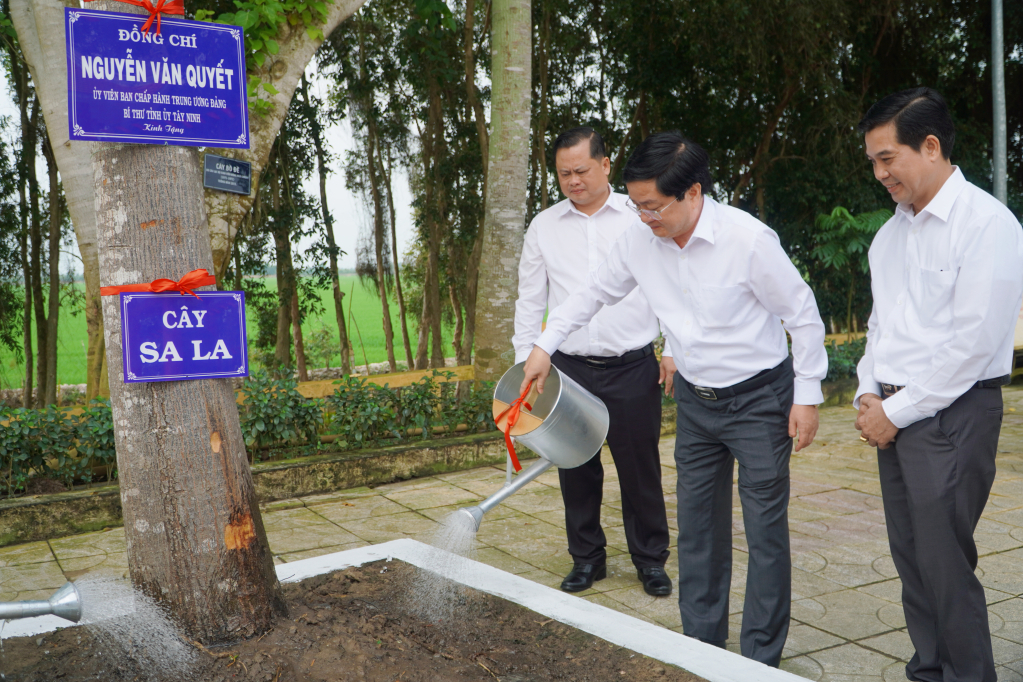 Uỷ viên Trung ương Đảng, Bí thư Tỉnh uỷ Tây Ninh Nguyễn Văn Quyết trồng cây lưu niệm tại Khu tưởng niệm Liệt sĩ Trung đoàn 207 – Quân khu 8. 