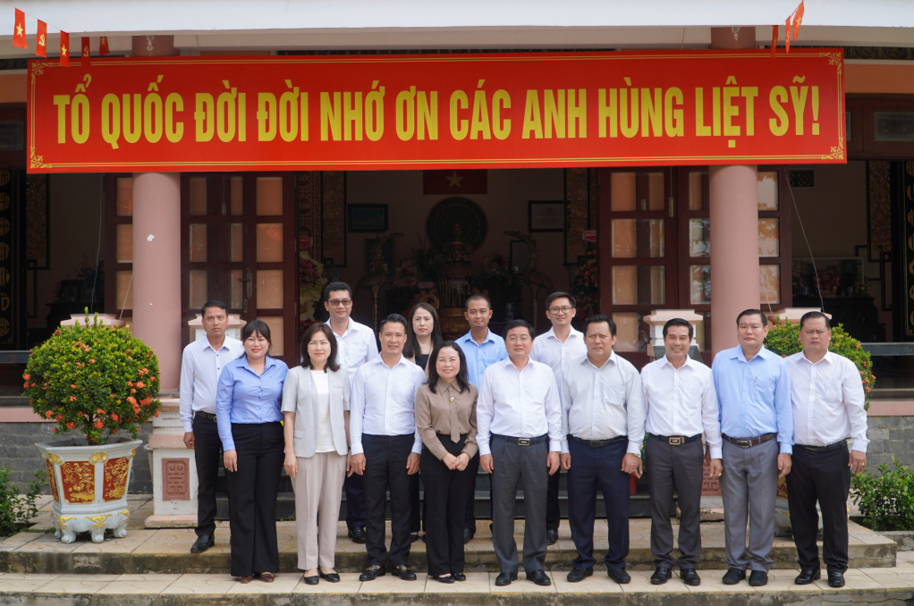 Đoàn công tác chụp ảnh lưu niệm tại Khu tưởng niệm Liệt sĩ Trung đoàn 207 – Quân khu 8. 