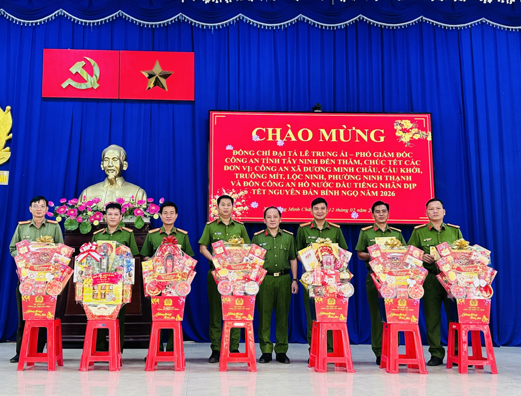 dai,ta,le,trung,ai,trao,qua,tet,cho,can,bo,chien,si,cac,don,vi,cong,an,xa,duong,minh,chau,cau,khoi,truong,mit,loc,ninh,cong,an,phuong,ninh,thanh,va,do,14032712.jpg