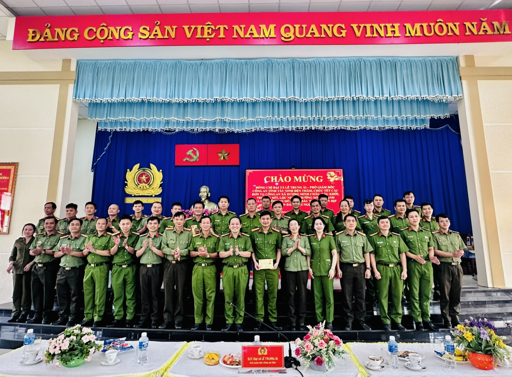 dai,ta,le,trung,ai,pho,giam,doc,cong,an,tinh,tay,ninh,can,bo,chup,anh,luu,niem,cung,chien,si,cac,don,vi,cong,an,co,so,14042212.jpg