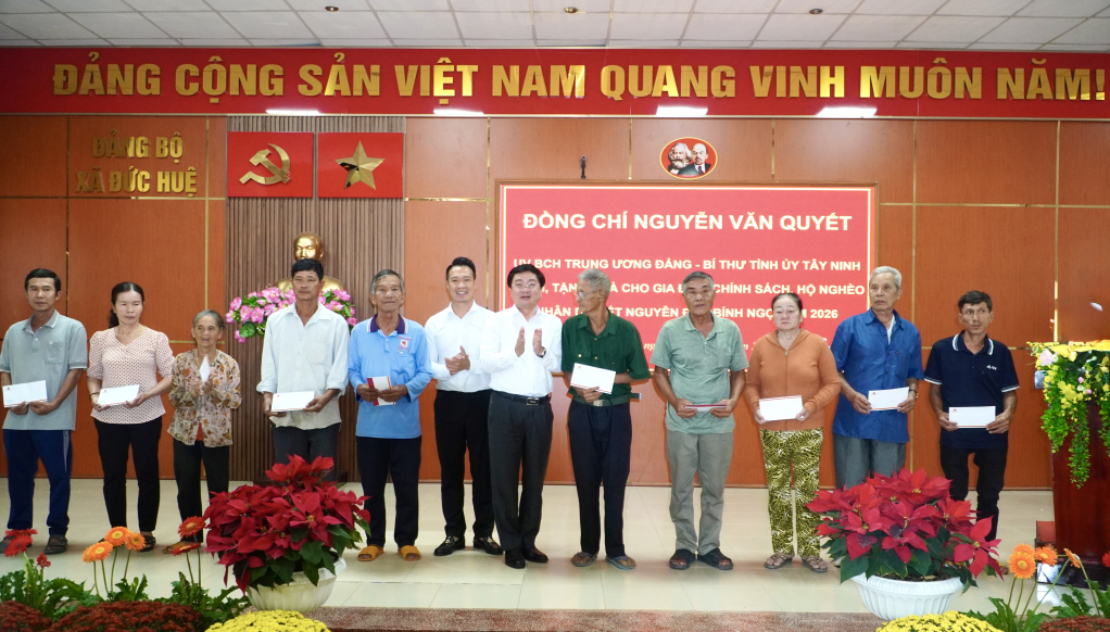 Uỷ viên Trung ương Đảng, Bí thư Tỉnh uỷ Tây Ninh Nguyễn Văn Quyết trao quà Tết cho gia đình chính sách tại xã Đức Huệ