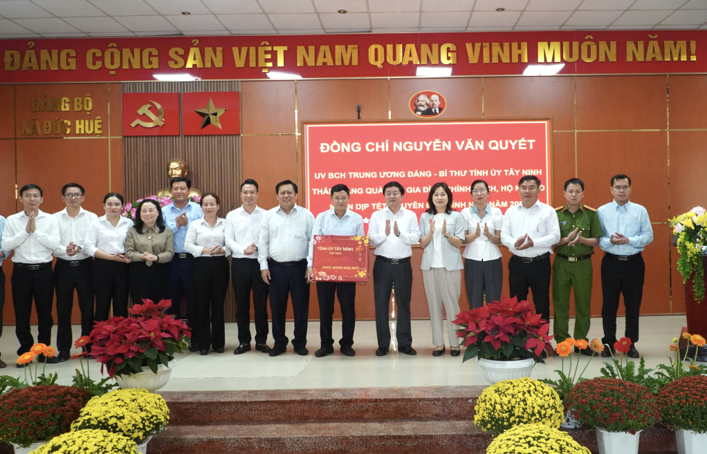 Uỷ viên Trung ương Đảng, Bí thư Tỉnh uỷ Tây Ninh Nguyễn Văn Quyết chúc tết Đảng uỷ xã Đức Huệ