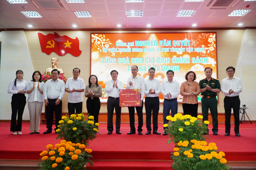 Uỷ viên Trung ương Đảng, Bí thư Tỉnh uỷ Tây Ninh Nguyễn Văn Quyết chúc tết Đảng uỷ xã Tân Thạnh