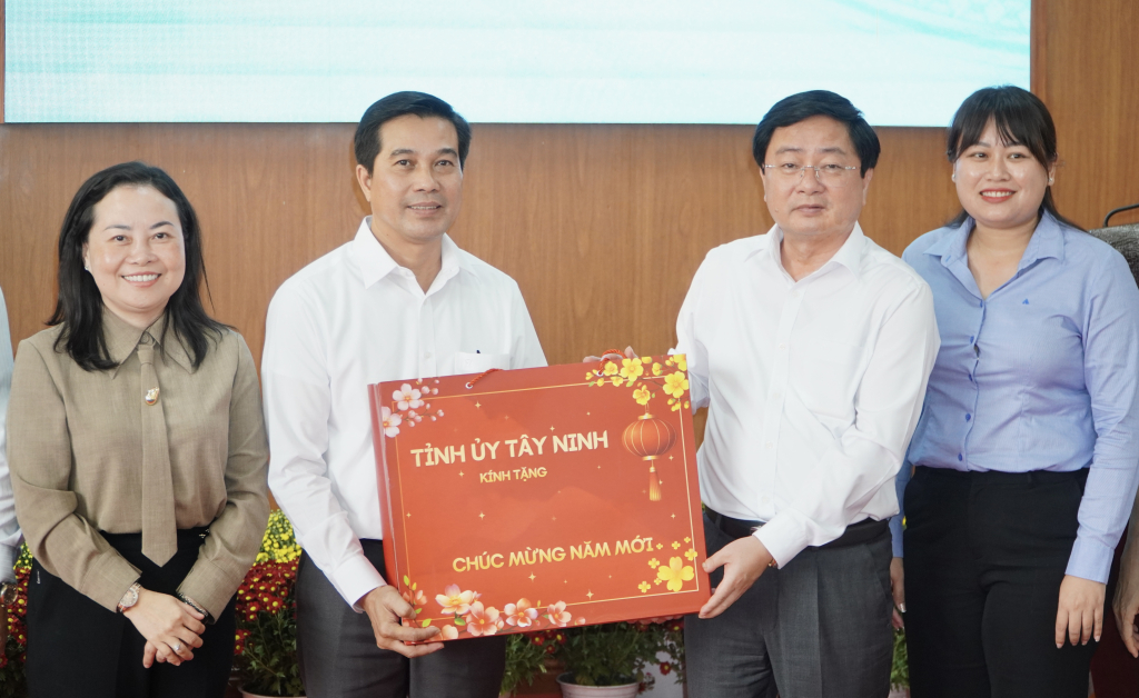 Uỷ viên Trung ương Đảng, Bí thư Tỉnh uỷ Tây Ninh Nguyễn Văn Quyết chúc tết Đảng uỷ xã Thạnh Phước