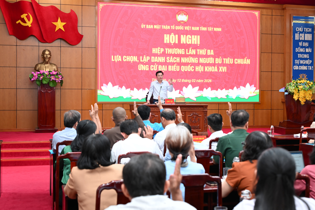 Các đại biểu biểu quyết thông qua danh sách 25 người ứng cử đại biểu Quốc hội đơn vị tỉnh Tây Ninh