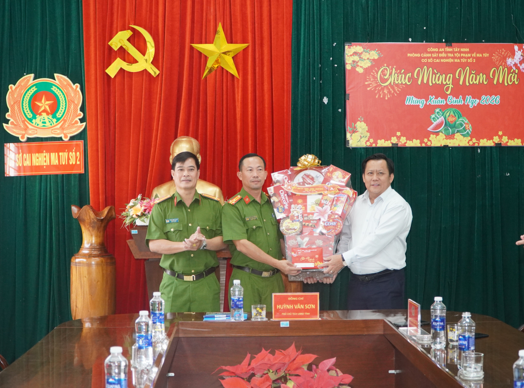 Phó Chủ tịch UBND tỉnh Huỳnh Văn Sơn trao tặng quà tết cho lãnh đạo Cơ sở cai nghiện ma túy số 2