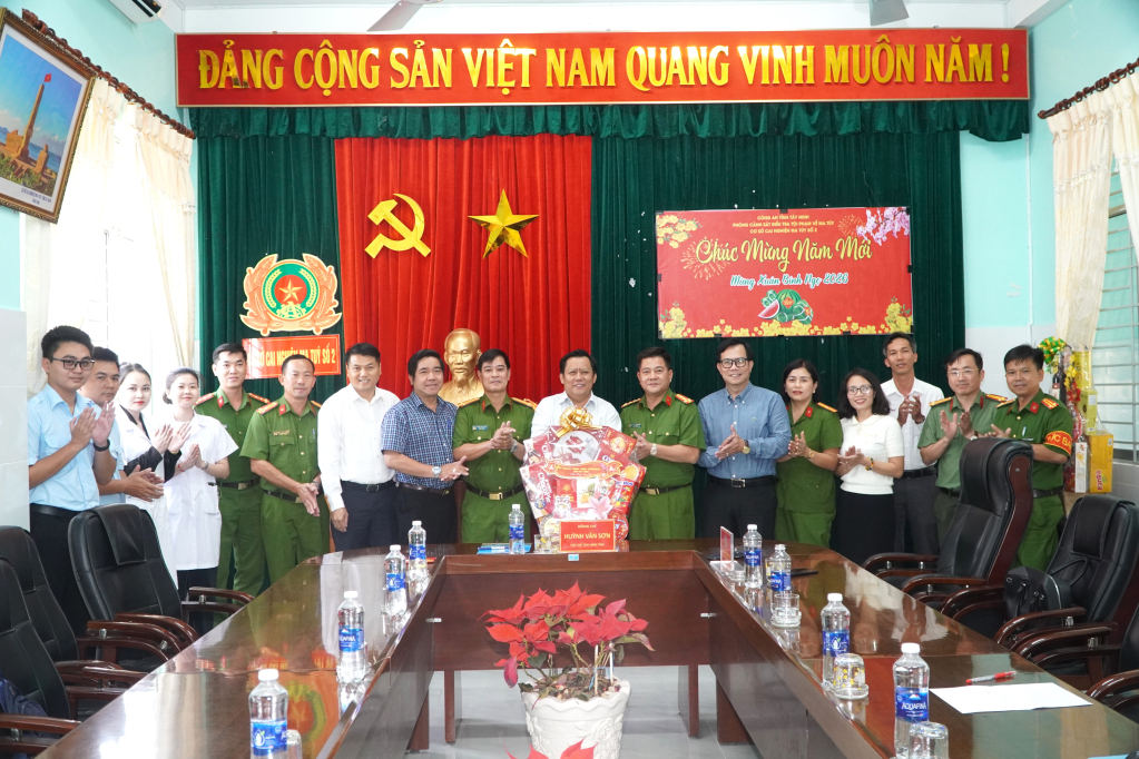 Lãnh đạo tỉnh và các sở, ban, ngành chụp ảnh lưu niệm cùng tập thể lãnh đạo, cán bộ, chiến sĩ, người lao động Cơ sở cai nghiện ma túy số 2