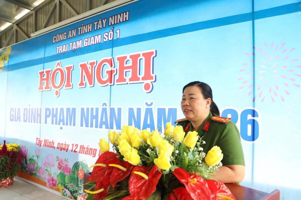 Thượng tá Nguyễn Thị Hồng Vân - Phó Giám Thị Trại Tạm giam số 1  phát biểu tại hội nghị