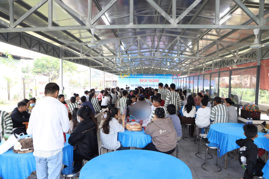 Bữa cơm đoàn viên giữa phạm nhân và người thân