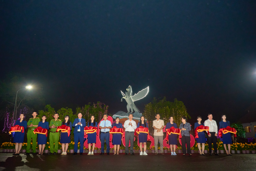 Khai mạc Hội hoa Xu&acirc;n B&iacute;nh Ngọ 2026 tại E.City T&acirc;n Đức: Kh&aacute;t vọng vươn m&igrave;nh v&agrave; dấu ấn văn h&oacute;a thịnh vượng