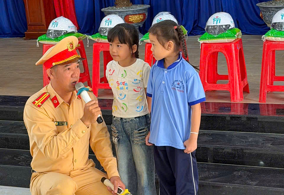 Cán bộ tuyên truyền an toàn giao thông cho các em