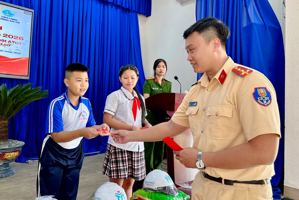 Cảnh sát giao thông trao tặng quà cho con em lực lượng an ninh trật tự cơ sở