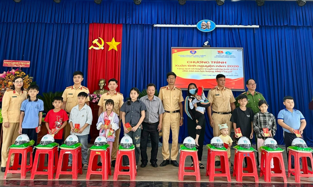 Trao tặng quà cho con em lực lượng an ninh trật tự cơ sở