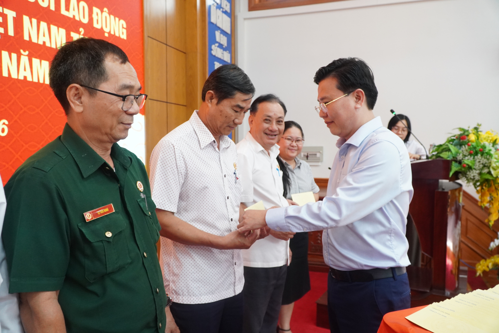 Phó Bí thư Tỉnh ủy, Chủ tịch Ủy ban MTTQ Việt Nam tỉnh Nguyễn Thanh Hải trao tặng quà tết 