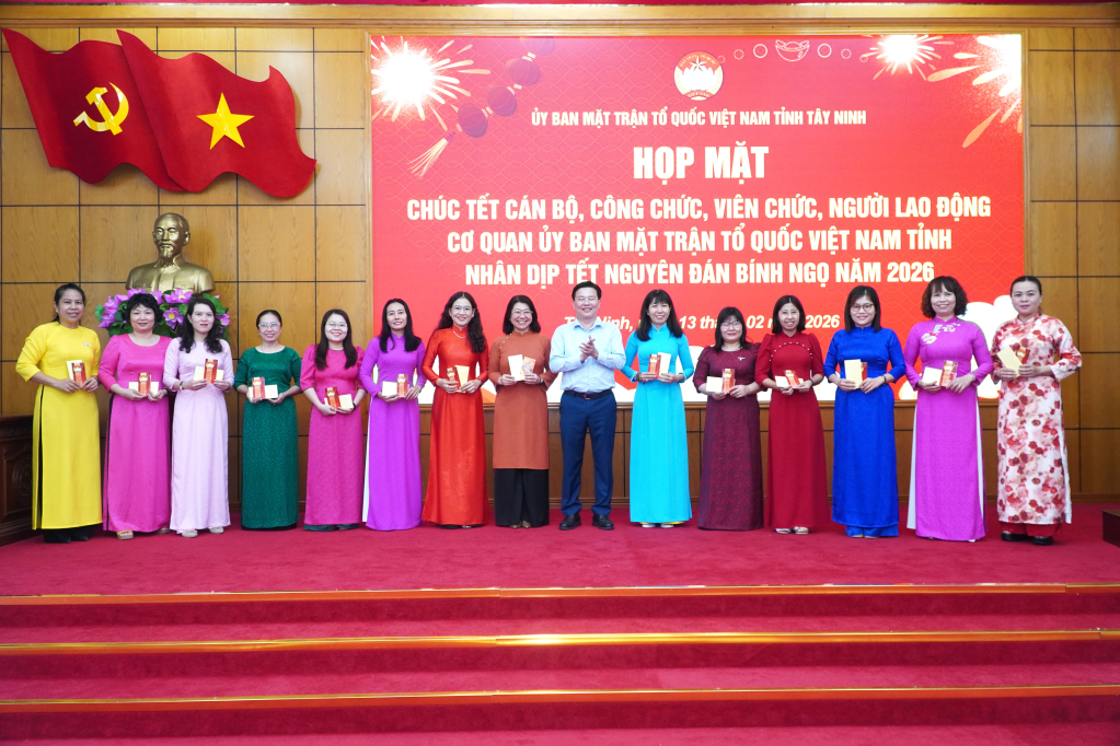 Phó Bí thư Tỉnh ủy, Chủ tịch Ủy ban MTTQ Việt Nam tỉnh Nguyễn Thanh Hải trao tặng quà tết cho các bộ, công chức, viên chức Hội Liên hiệp Phụ nữ tỉnh