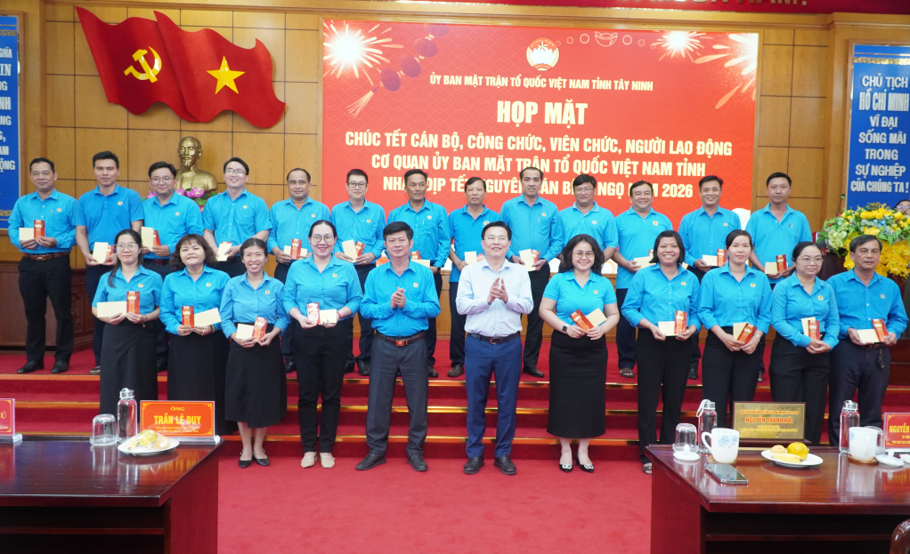 Phó Bí thư Tỉnh ủy, Chủ tịch Ủy ban MTTQ Việt Nam tỉnh Nguyễn Thanh Hải trao tặng quà tết cho cán bộ, công chức, viên chức Liên đoàn Lao động tỉnh 