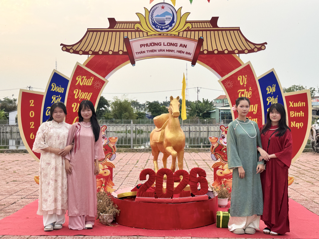 Tiểu cảnh tết tại bờ kè Bảo Định, Phường Long An thu hút đông đảo người dân đến chụp ảnh 