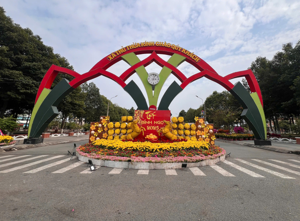 Tiểu cảnh tết bắt mắt tại công viên xã Thủ Thừa 