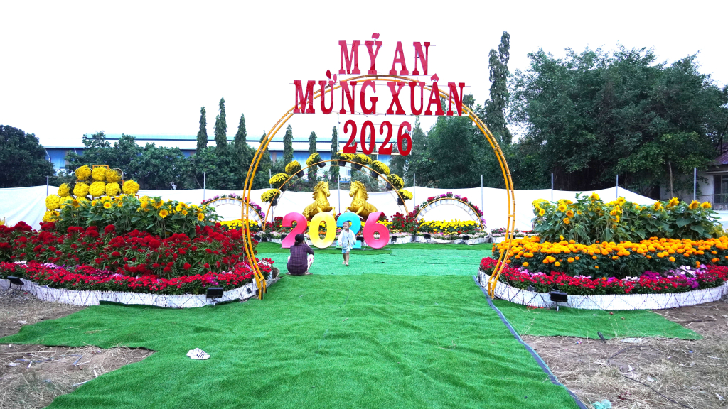 Tiểu cảnh tết trên tuyến quốc lộ 62 thuộc địa phận xã Mỹ An 