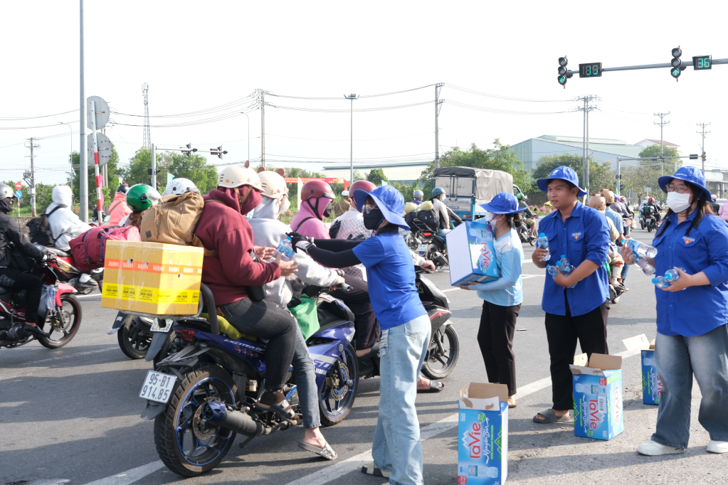 Ấm l&ograve;ng điểm dừng ch&acirc;n nghĩa t&igrave;nh ng&agrave;y cận Tết