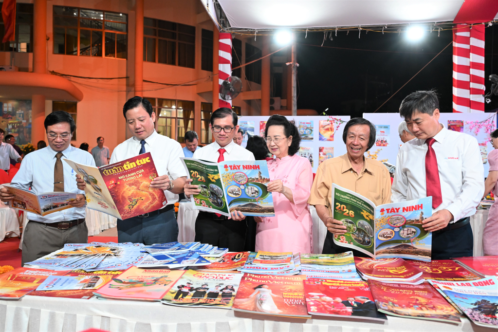 Phó Chủ tịch UBND tỉnh Phạm Tấn Hòa cùng các đại biểu tham quan triển lãm báo Xuân