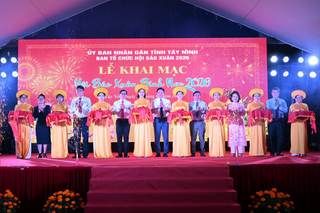 Các đại biểu cắt băng khai mạc triển lãm Hội Báo Xuân Bính Ngọ năm 2026