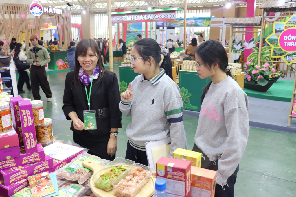 Đông đảo người dân, du khách mua hàng tại gian hàng Tây Ninh