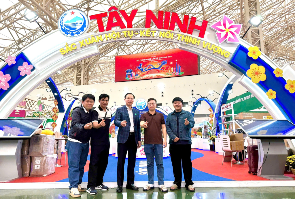 Ủy viên Ban Thường vụ Tỉnh ủy, Phó Chủ tịch UBND tỉnh Đoàn Trung Kiên chụp ảnh lưu niệm cùng các thành viên sở, ngành, đơn vị doanh nghiệp Tây Ninh tham gia Hội chợ